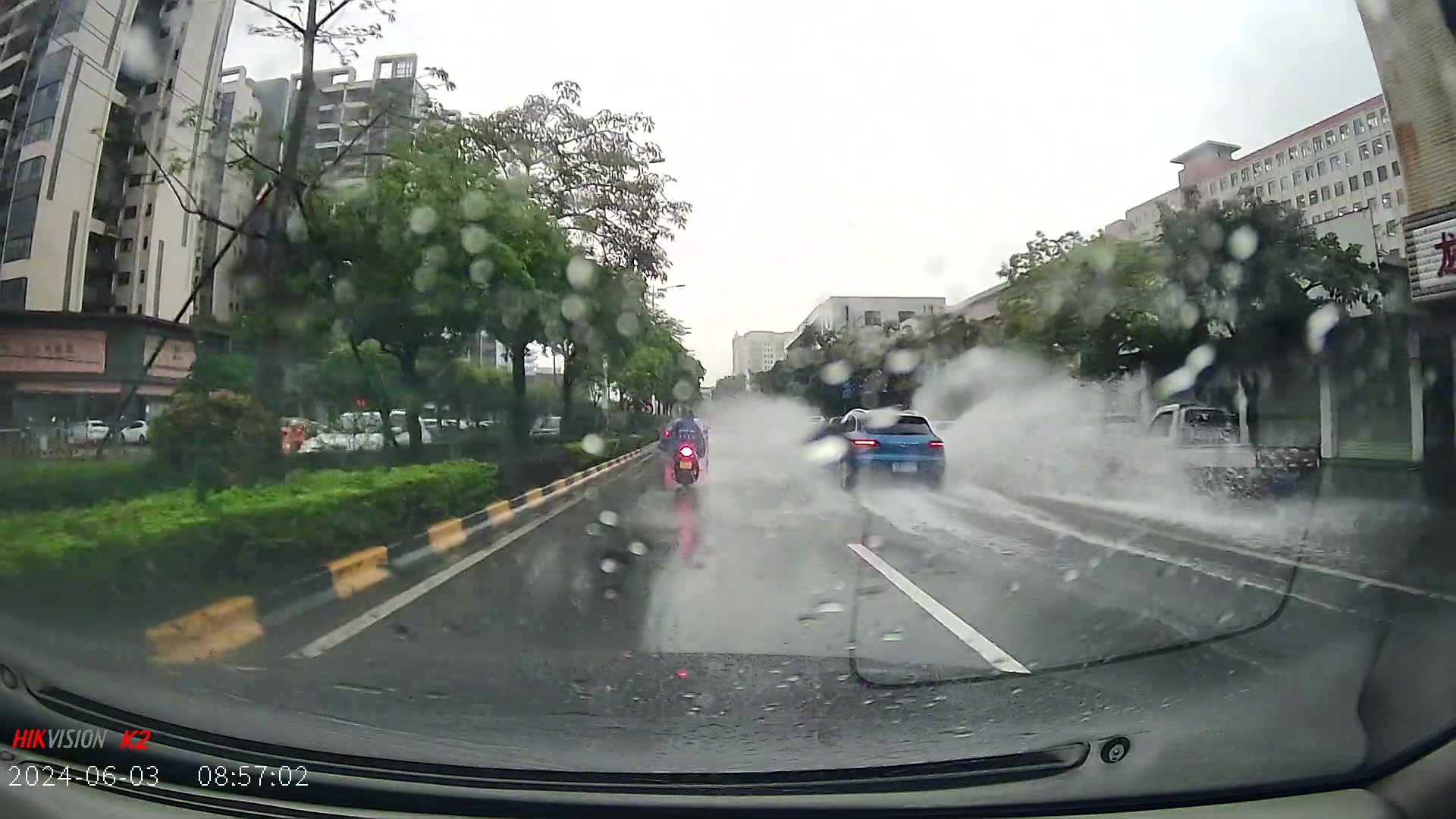 这是没办法的吧，道路有积水呀！