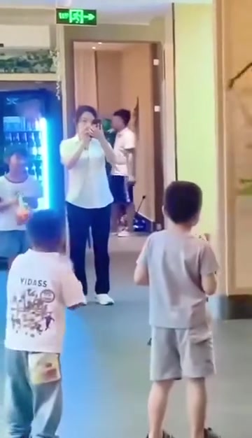 真牛啊！小屁孩硬接对面一个大！