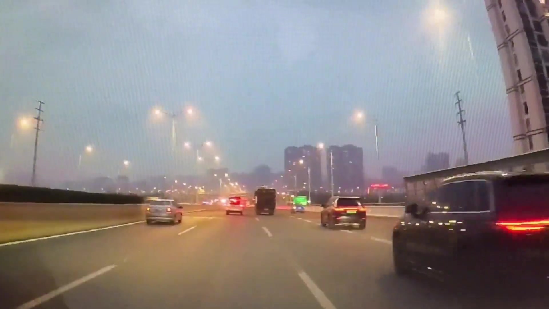 看一次吓一次！宝马车真会见缝插针！