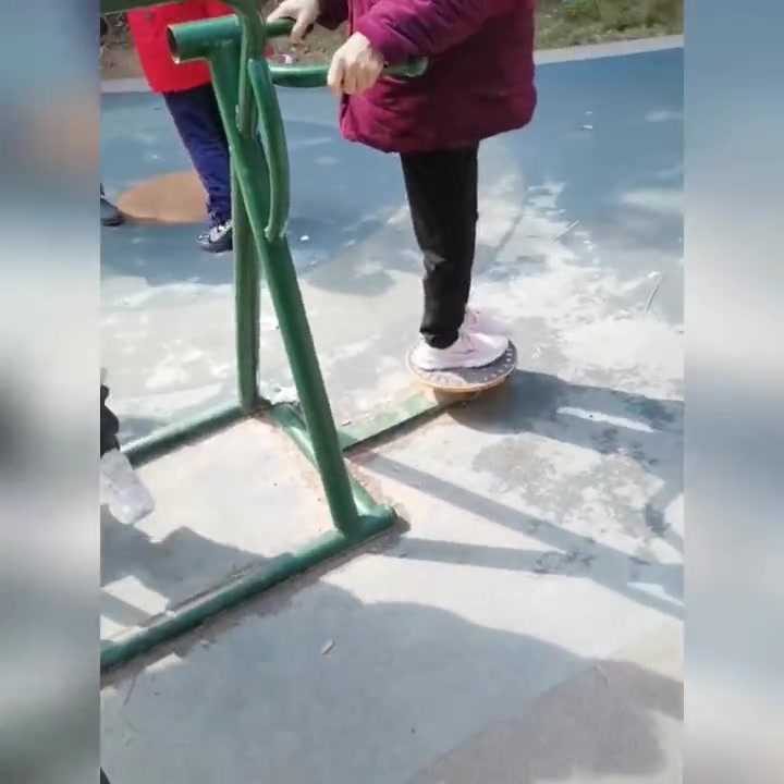 心里咯噔了一下！这奶奶的脚怎么是反着的