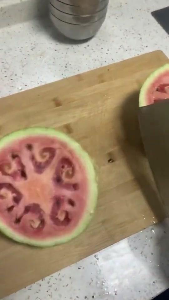 吧友们，这是西瓜和西红柿的杂交品种吗