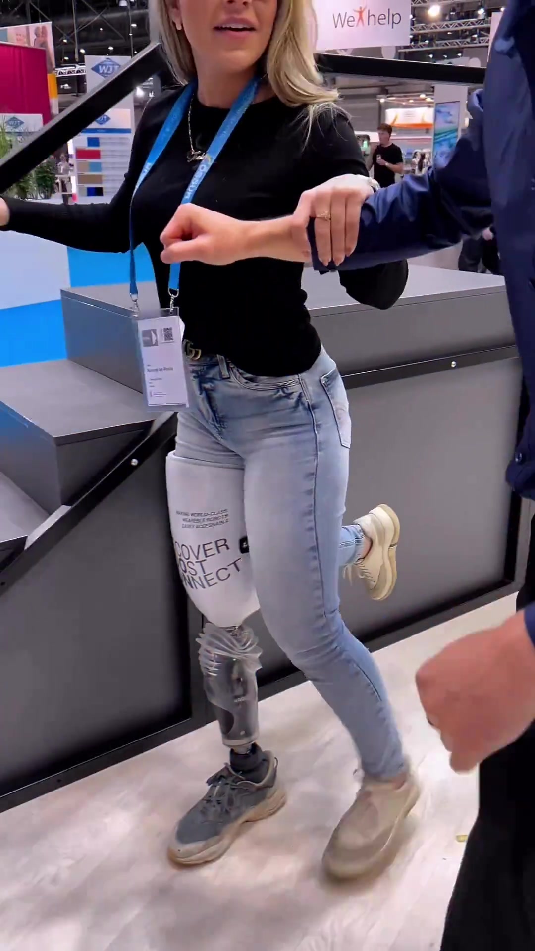女记者尝试最新的义肢！真的很造福残疾人朋友们