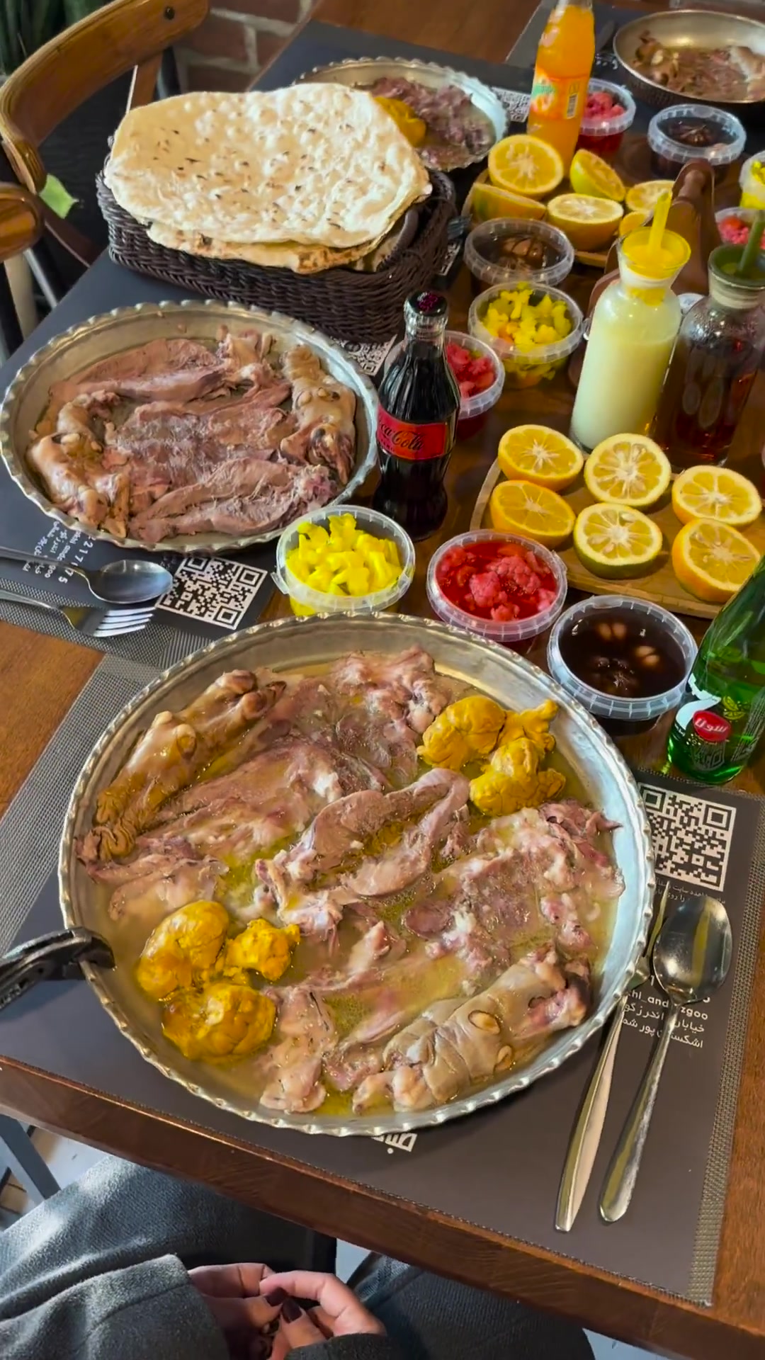 女子去吃阿拉伯地区的当地美食，看起来很香啊