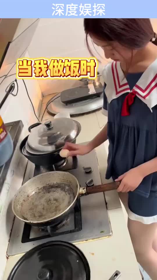 女子第一次在家里煮方便面吃