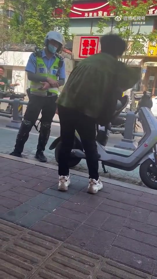 对着警察撒泼有啥用呀