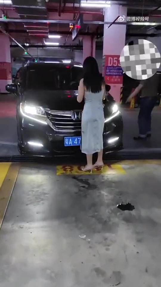 女子人肉占车位引发争执！直接就是一句：来撞我啊