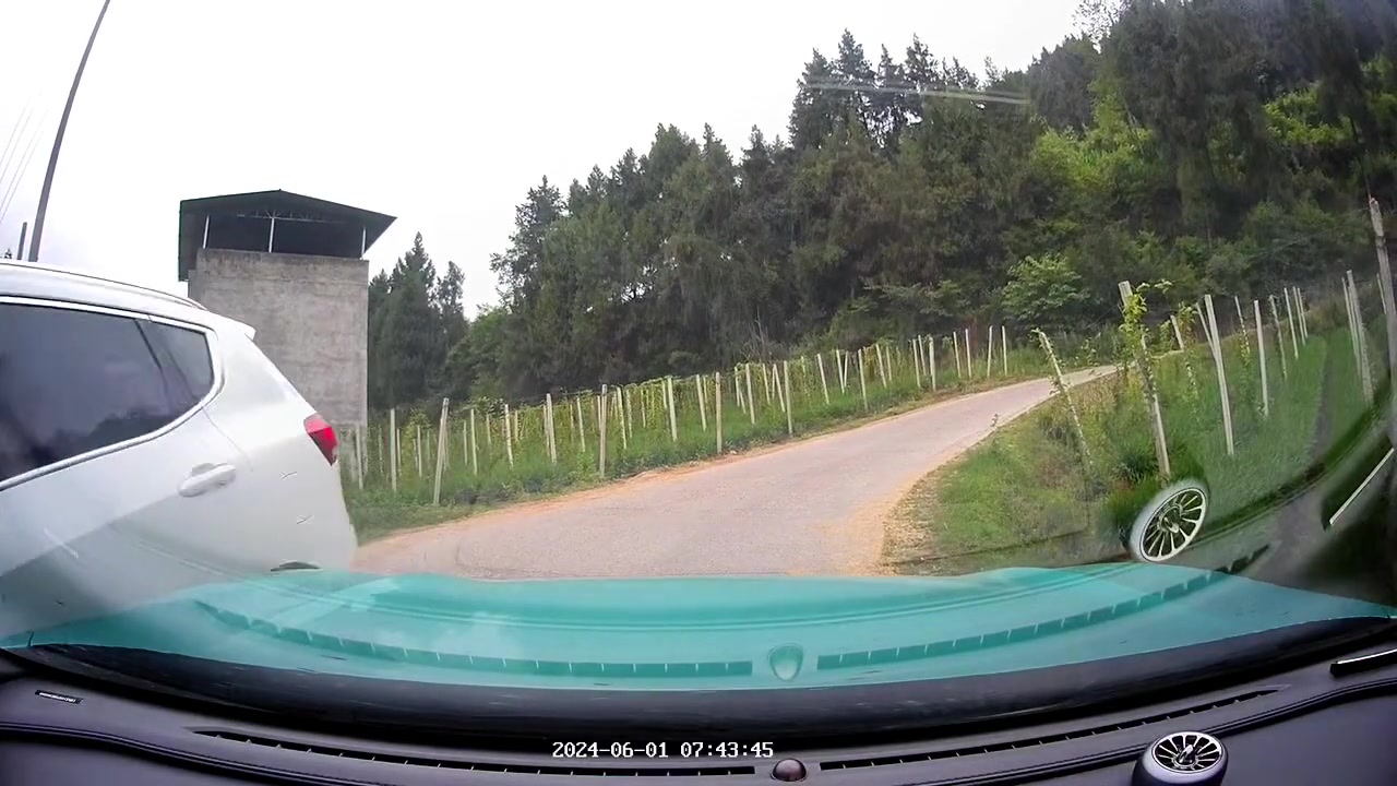视频车都停着不动了还能被撞到啊？！