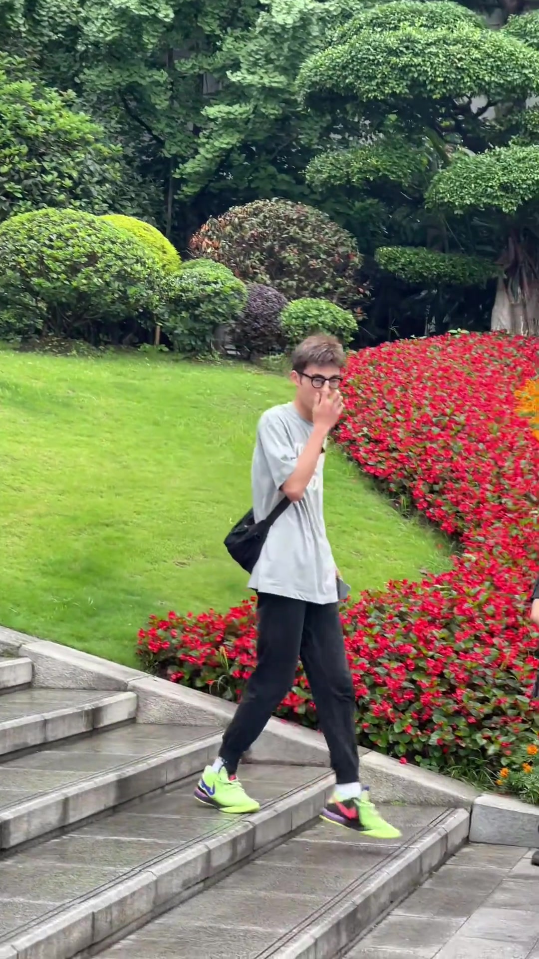 赶紧战术性撤回~