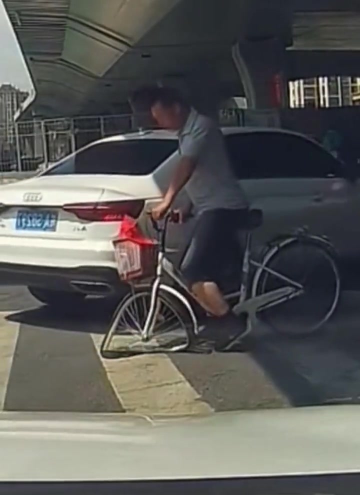 还笑呢。赔钱吧