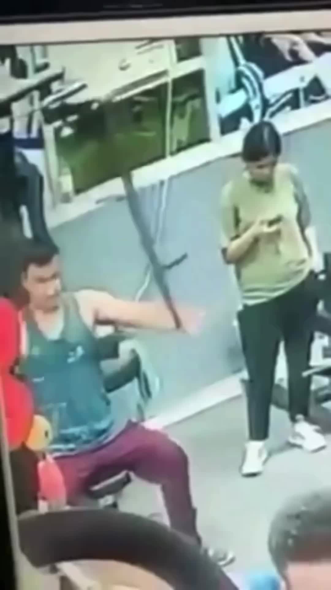 这会涉嫌故意杀人吗？男子故意松开器材轰到女子脑袋！