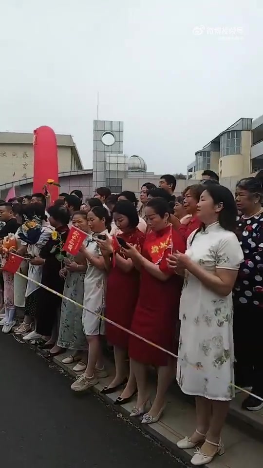 不穿旗袍你都不好意思送考