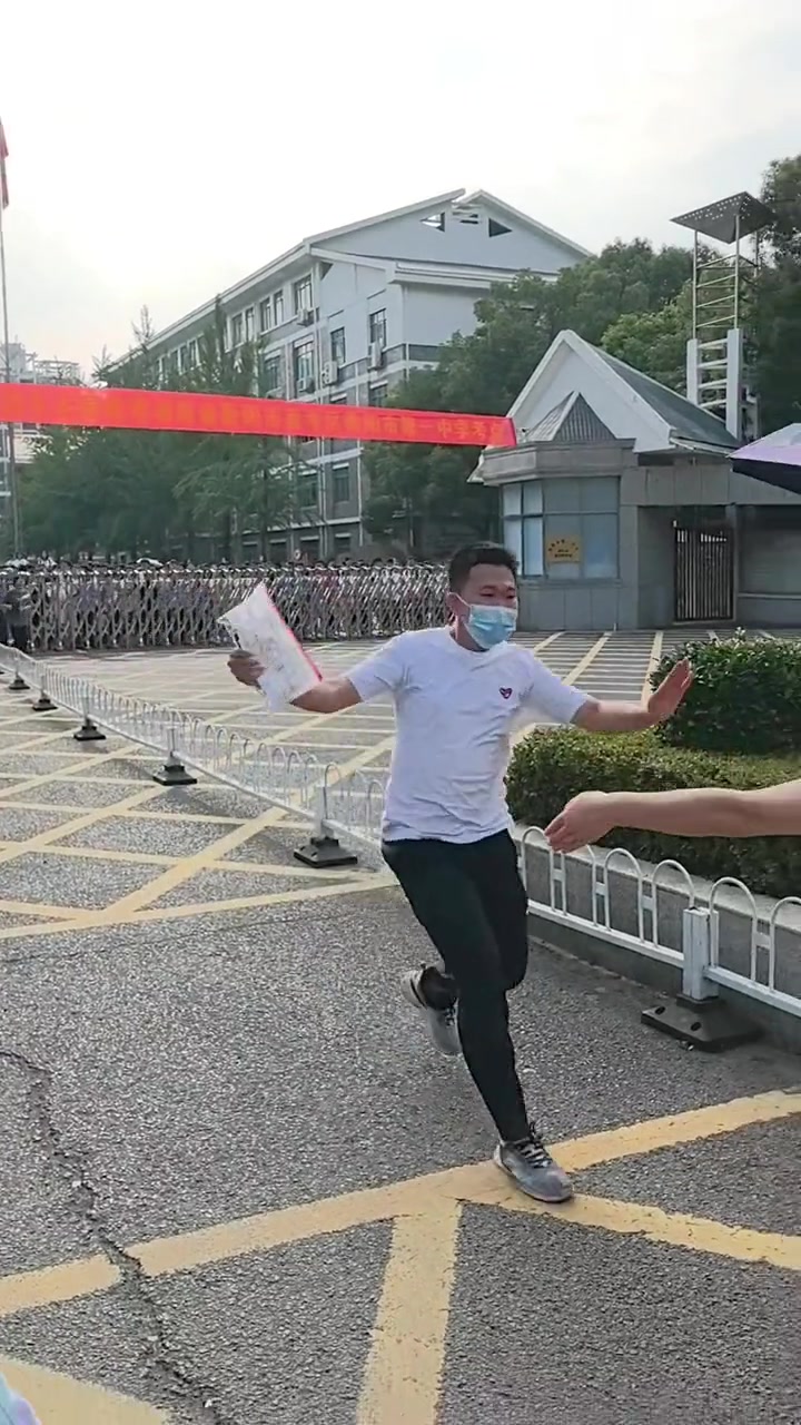 刚结束高考其中一科，就见一少年飞出校园撞倒妈妈