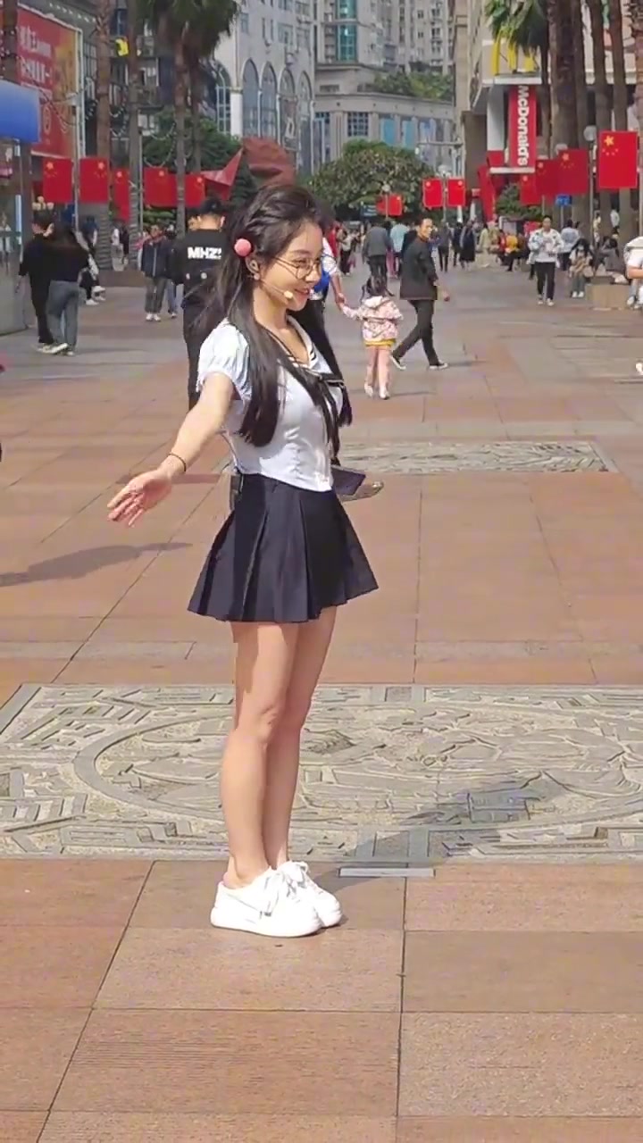 冯提莫穿搭真是紧跟热度啊！这2天就走青春路线