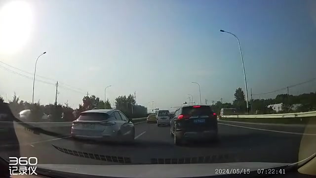 一个变道不打转向灯，一个不让道，吧友们怎么看？