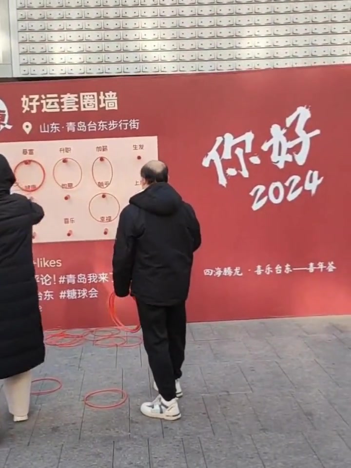 挺执着的！实在不行，走近点挂上去吧