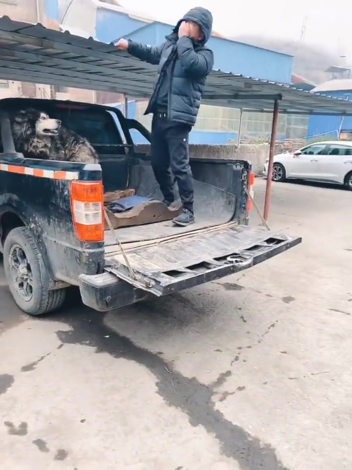 这个怕是有点疼哦！都撞破了还在笑啊