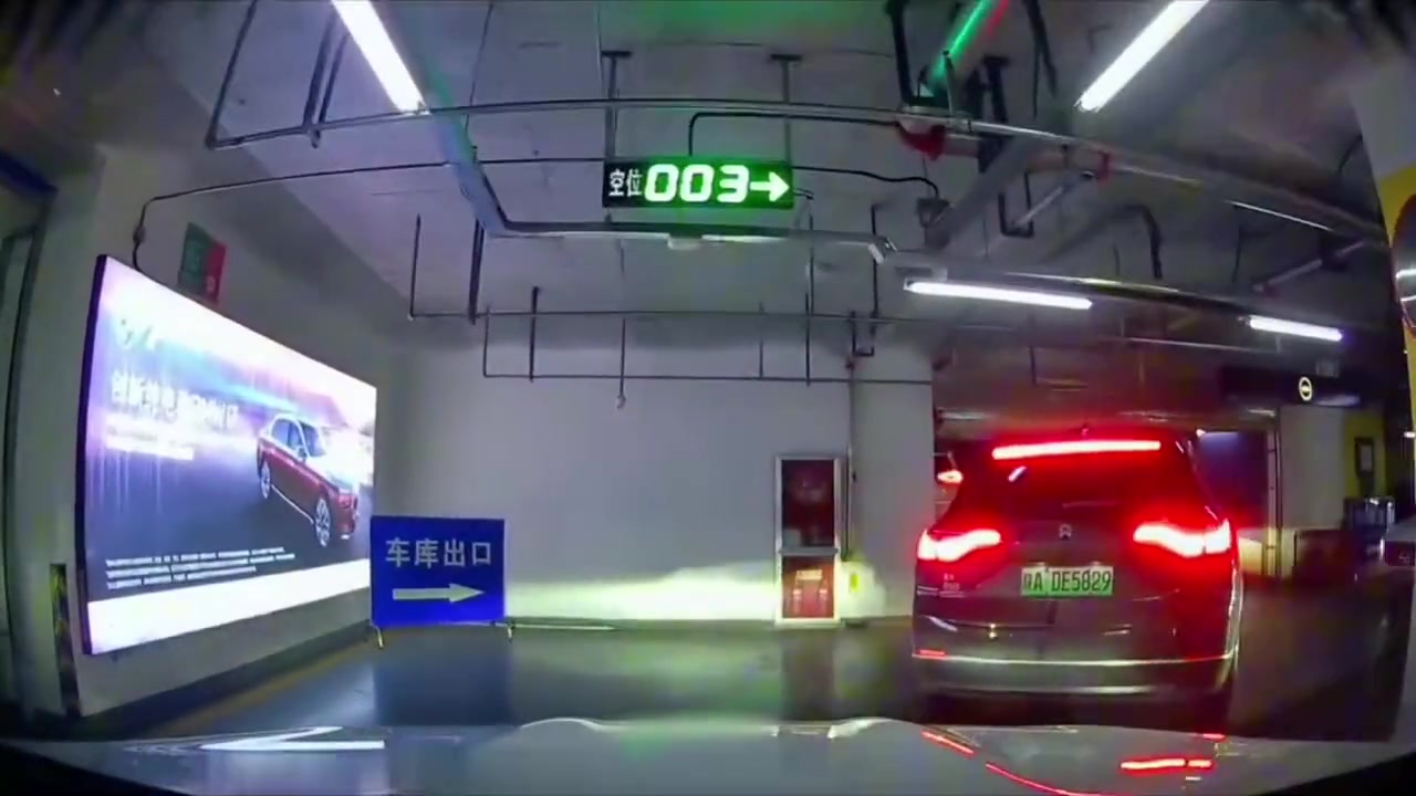 打脸真快啊！女司机刚得瑟完，就来了个追尾