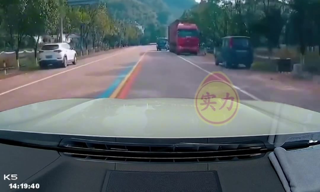 碰瓷？视频车借道，对面车竟然打方向盘直撞过来！
