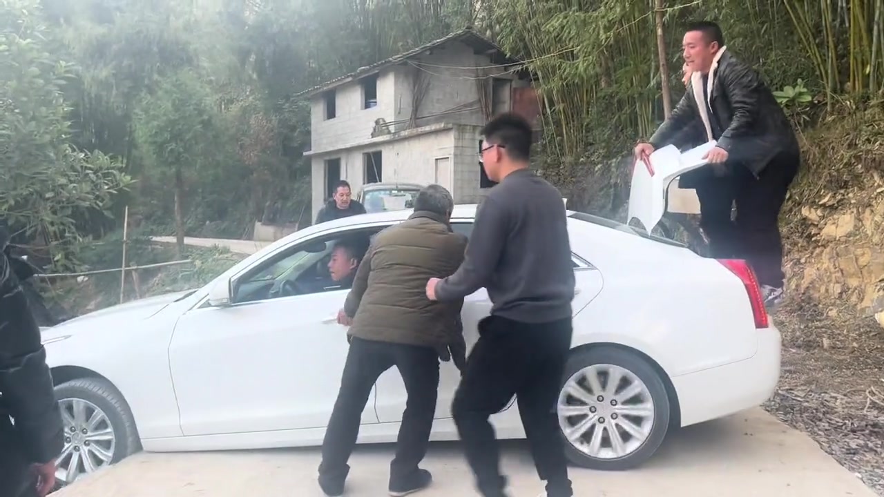 前轮掉坑里了，有什么好办法可以抬出来啊？