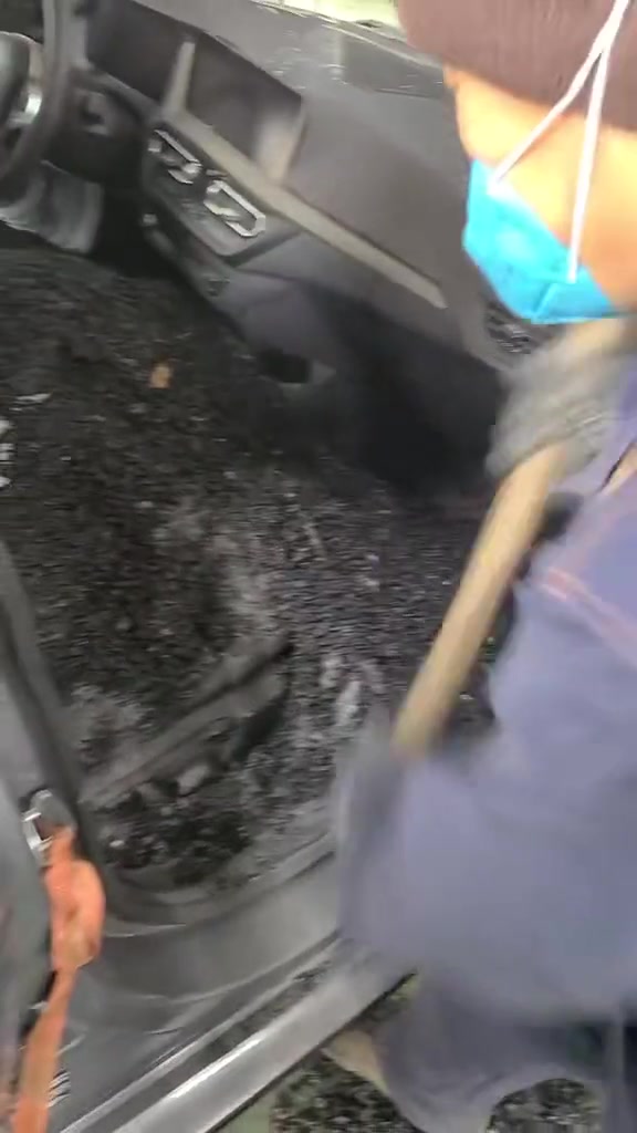 宝马追尾装沥青的货车，结果沥青流入车内凝固了