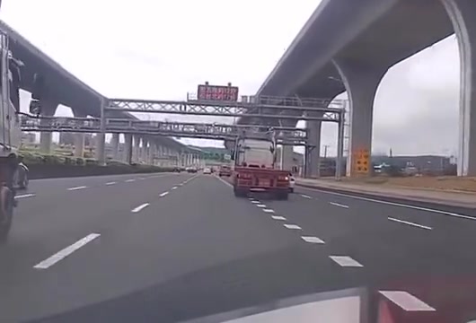 车神？司机神级操作避免一场车祸