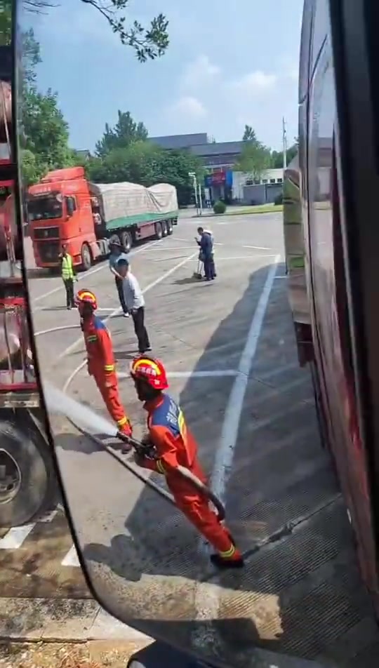 这二师兄的待遇有点高，119给猪喷水降温