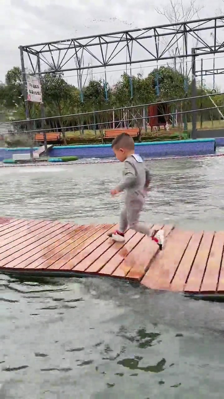 小孩： 小竹你奈何不了我 我跑几步是对你的尊重哦