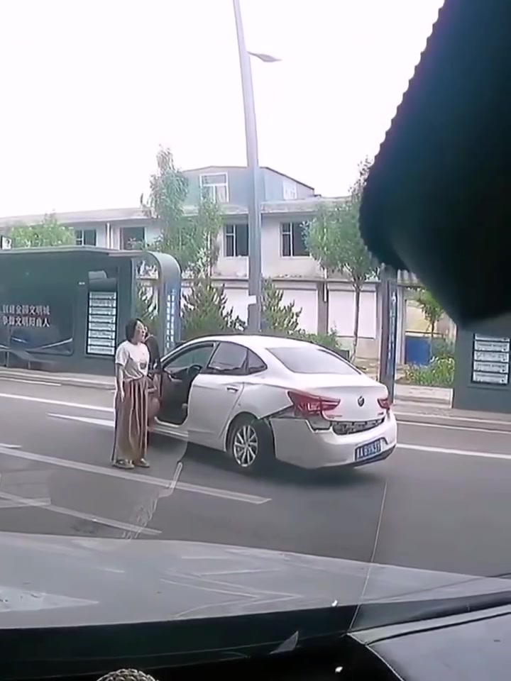司机与逆行的电动车发生剐蹭掉杠！这波我站女司机！
