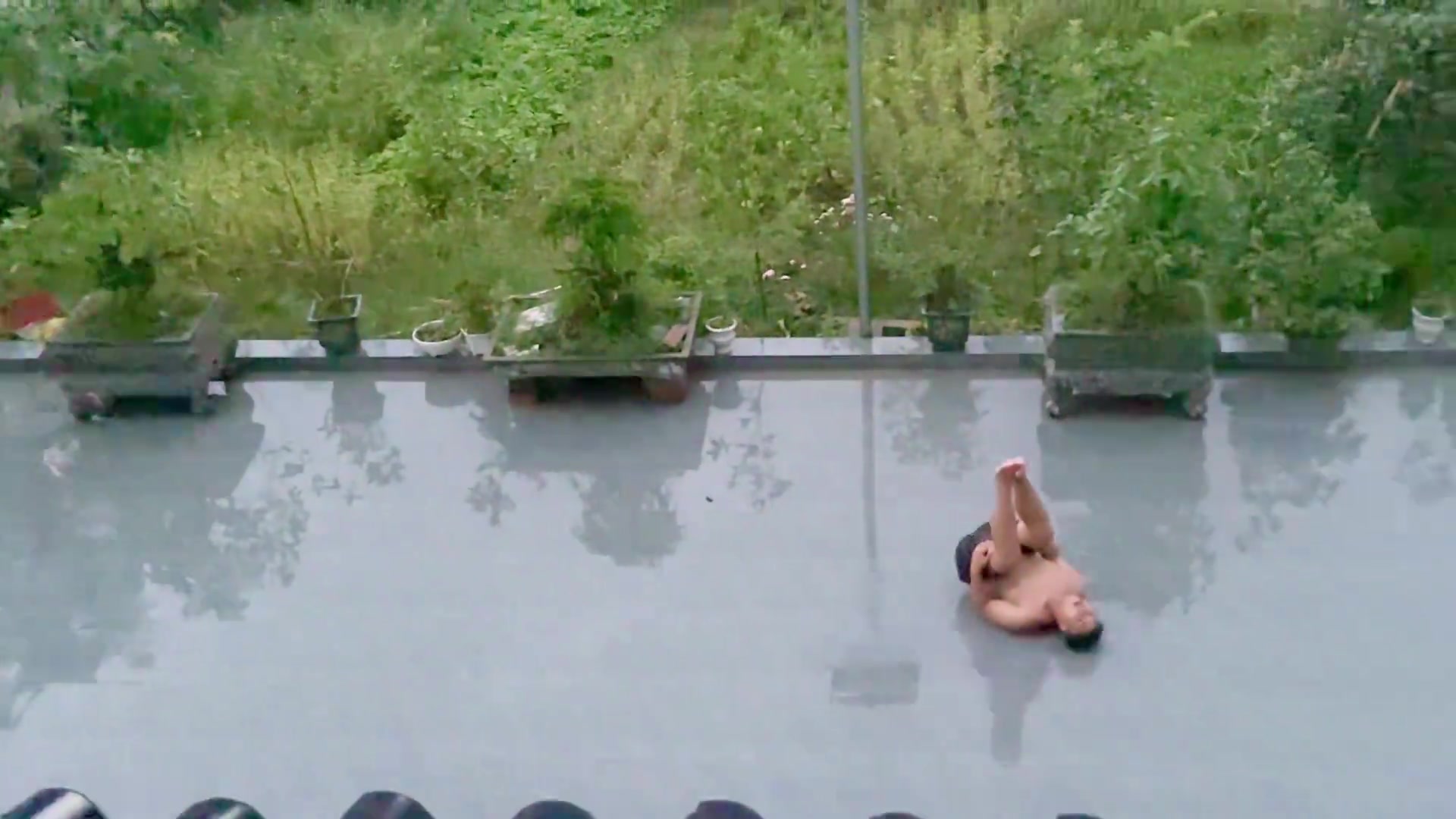 这种地板那么滑，下雨天不怕老人家摔倒吗？