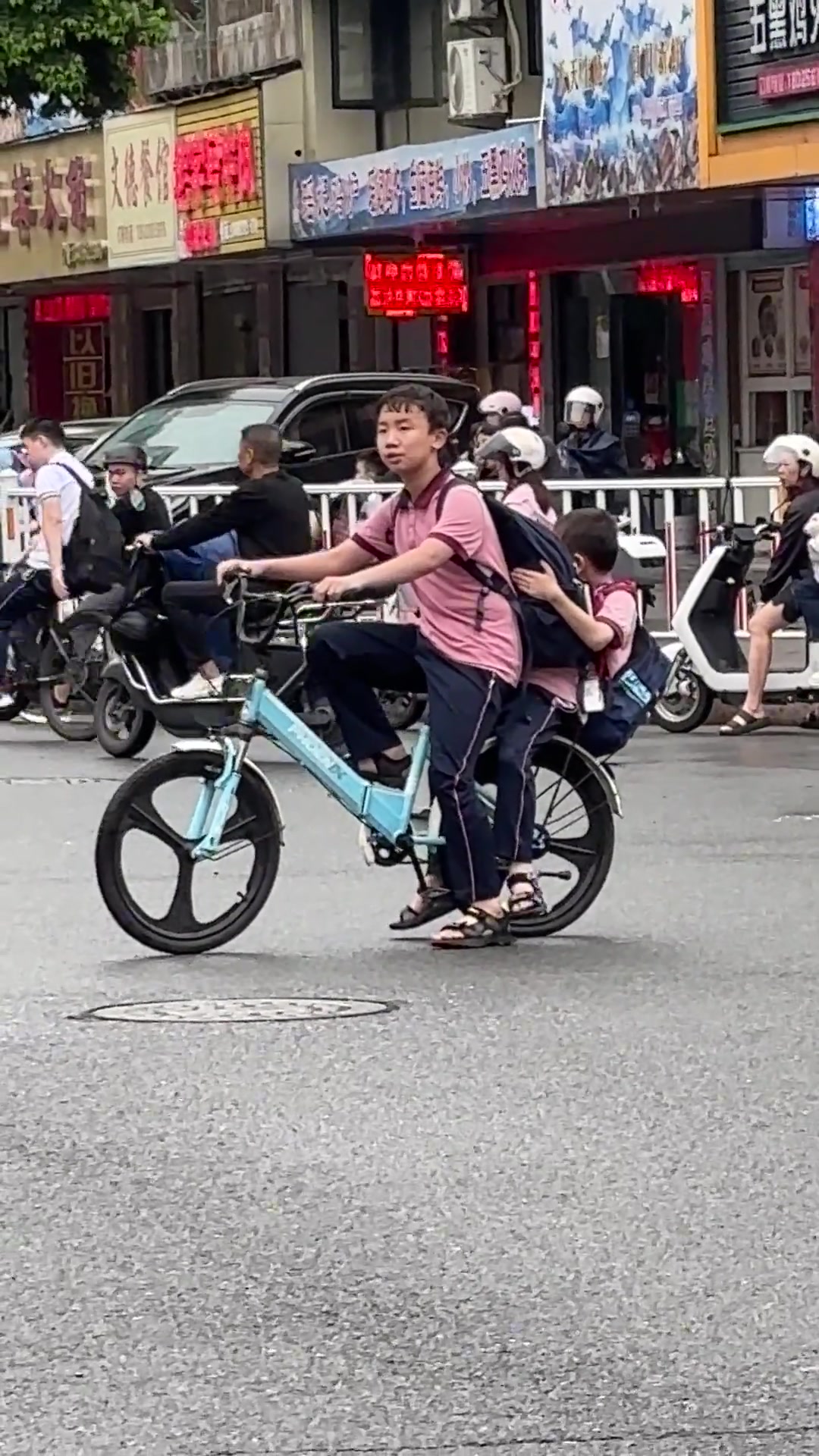 弟弟：哥你放心，包在我身上！