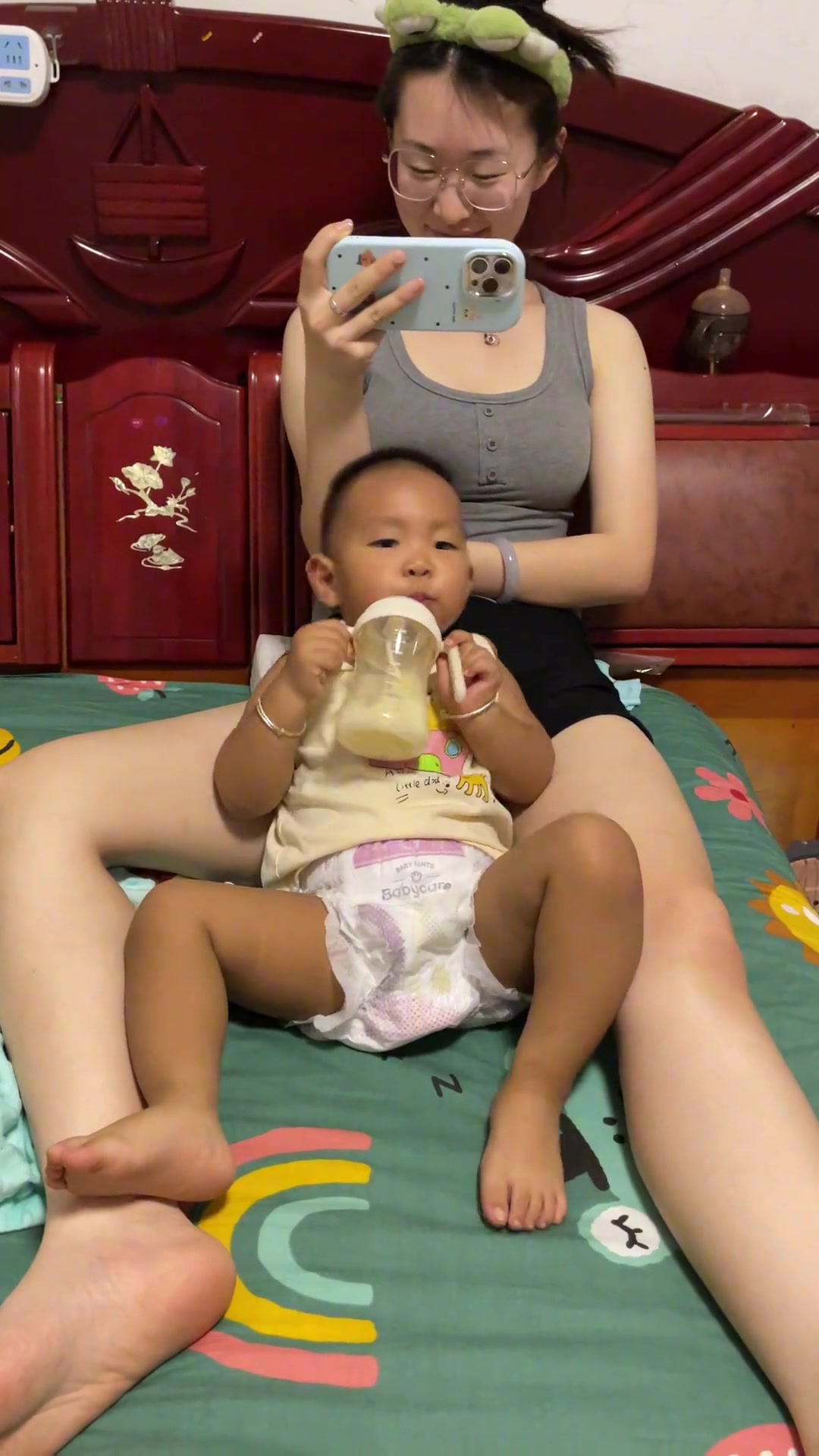 酱油吃多了？小姨和娃的肤色也差太多了吧