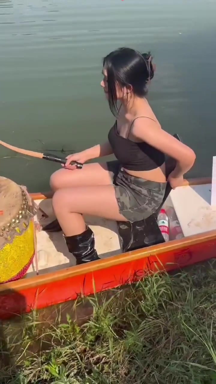 龙舟有美女鼓手，这不得拿第一啊