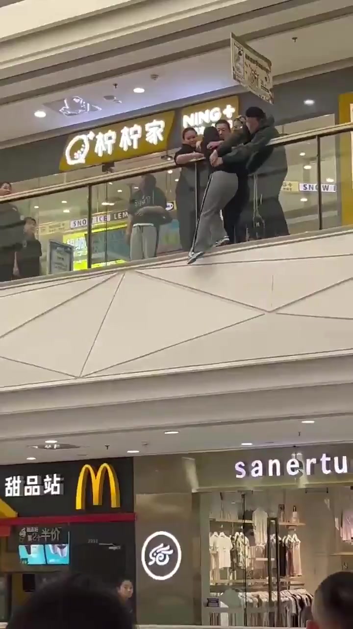 女子轻生，众人齐心协力成功制止