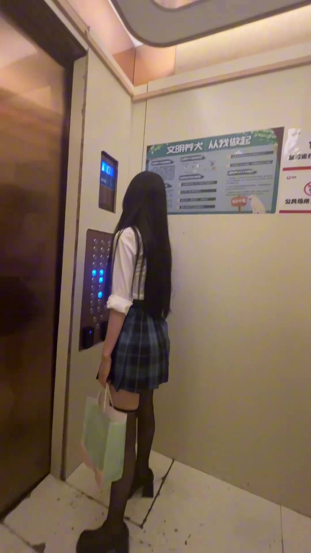 真缺德！妹子没事干按电梯玩啊