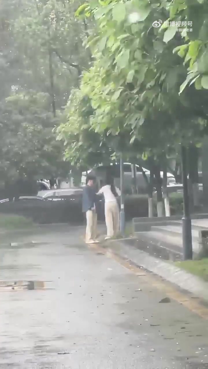 爱情太复杂了！被扇10多个耳光还为女孩撑着伞