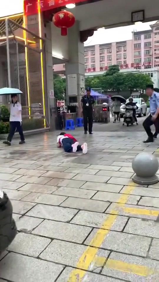 他用自己的方式让自己成为焦点！
