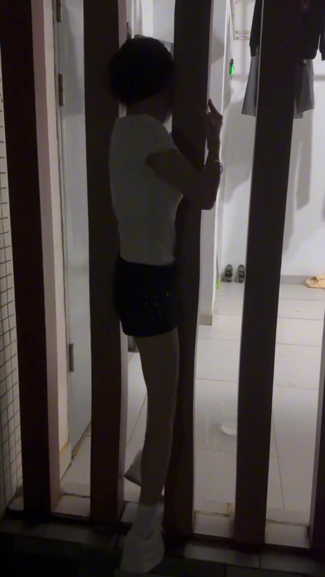 这不合理！她到底是怎么挤进去的啊！？