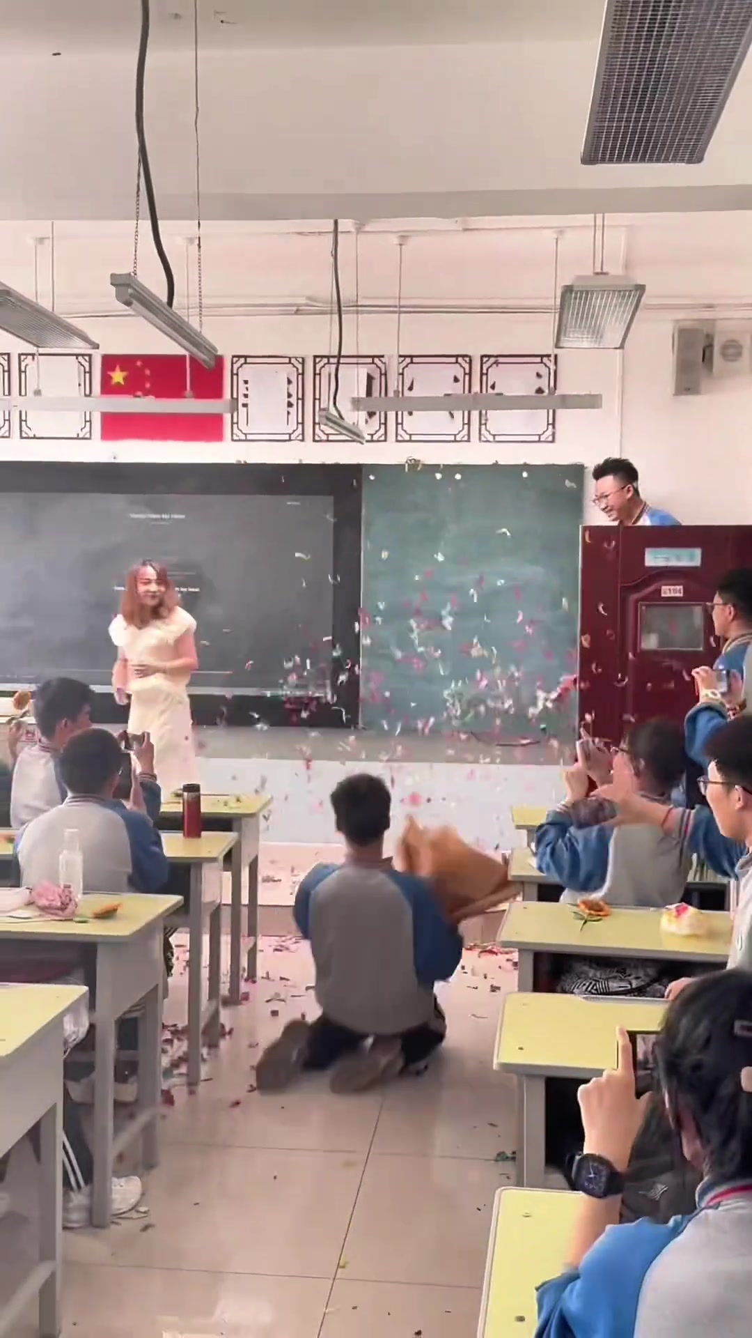 这滑跪真帅！毕业学生为老师献花