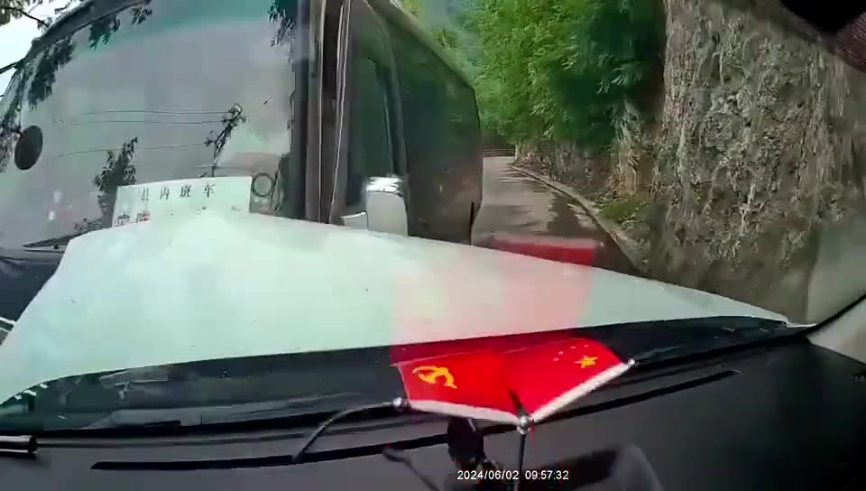 盲区弯道不打喇叭不减速，绝了