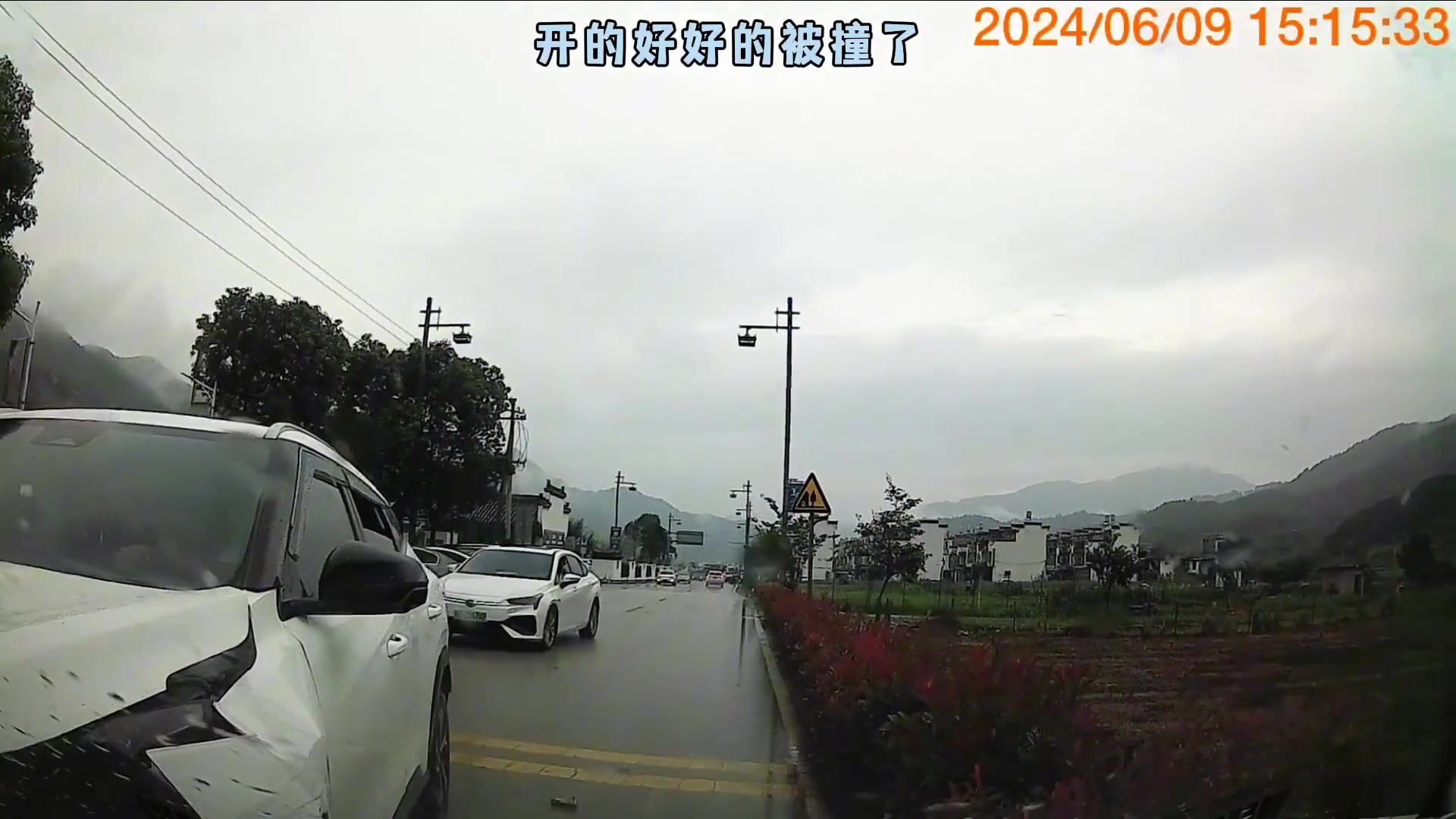 这都能撞上？俩司机都走神了吧？