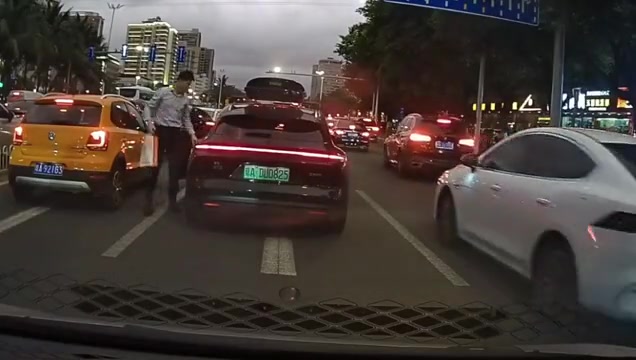 让你要下车搞，这下尴尬了吧