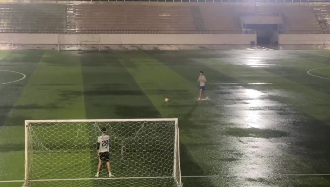 雨天踢球真的很舒服