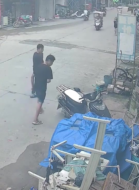 脑子抽了？无缘无故揣路边电动车，结果车主正好回来