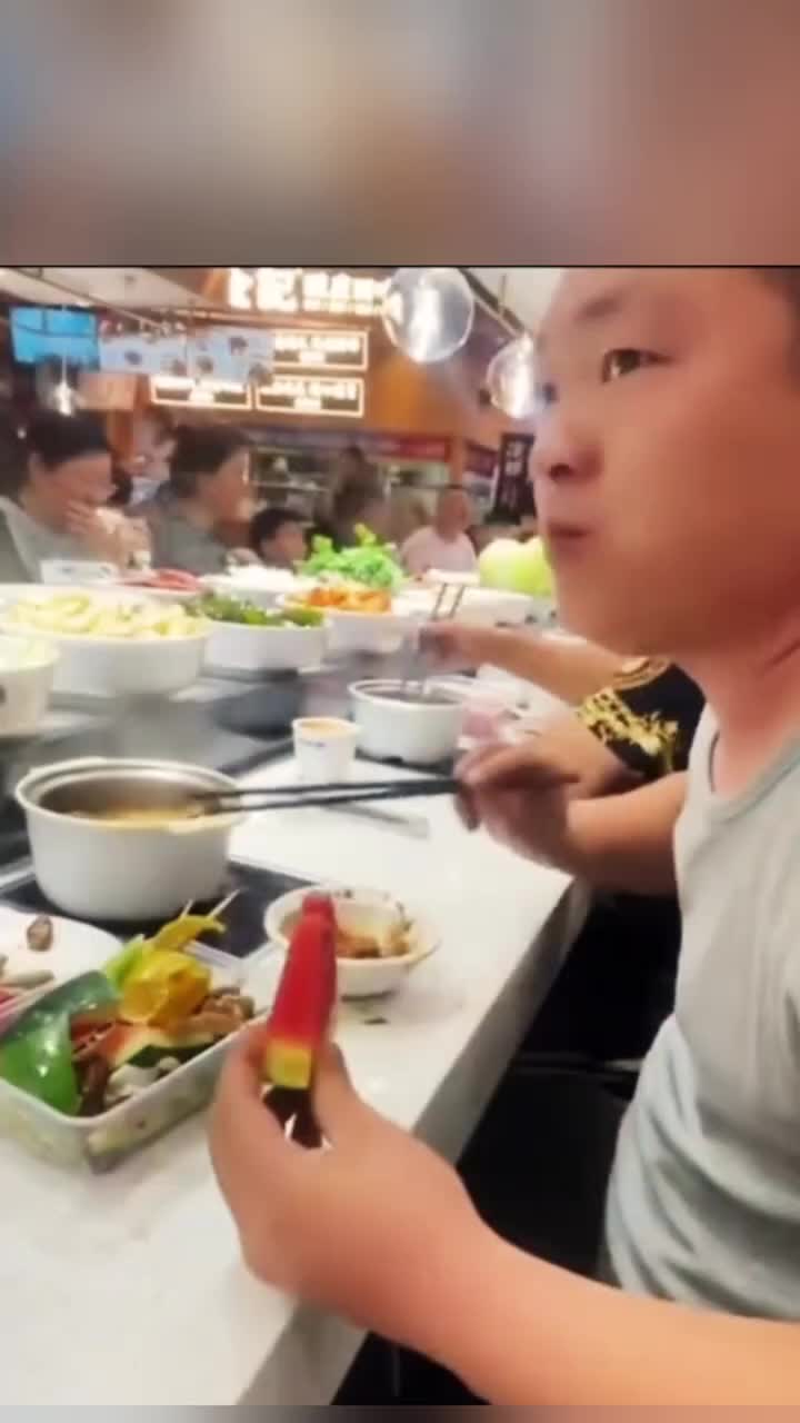 小伙月月都要吃旋转小火锅，练就了眼观六路的实力