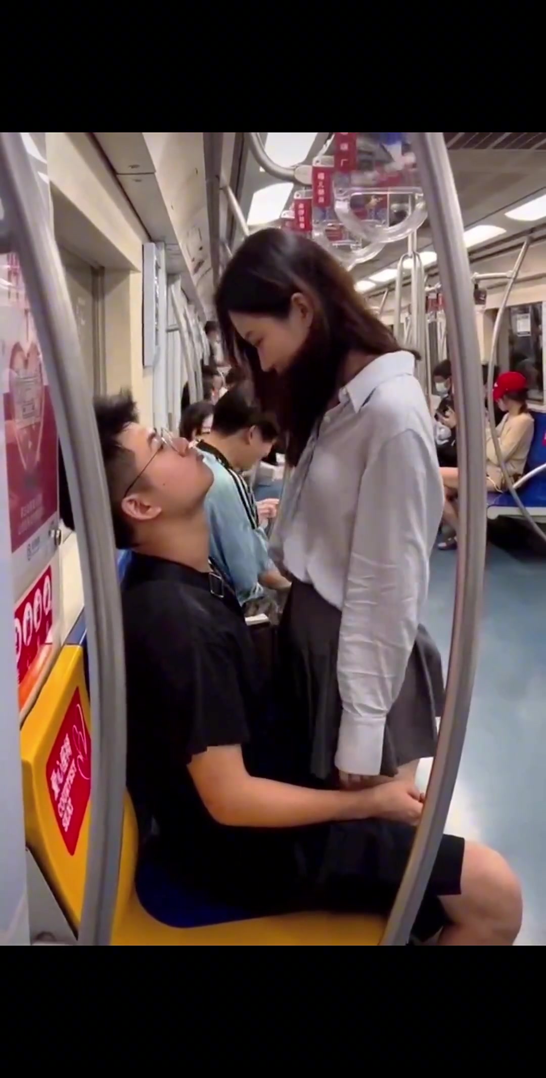 注意影响！情侣在地铁里这样也太不妥了吧？！