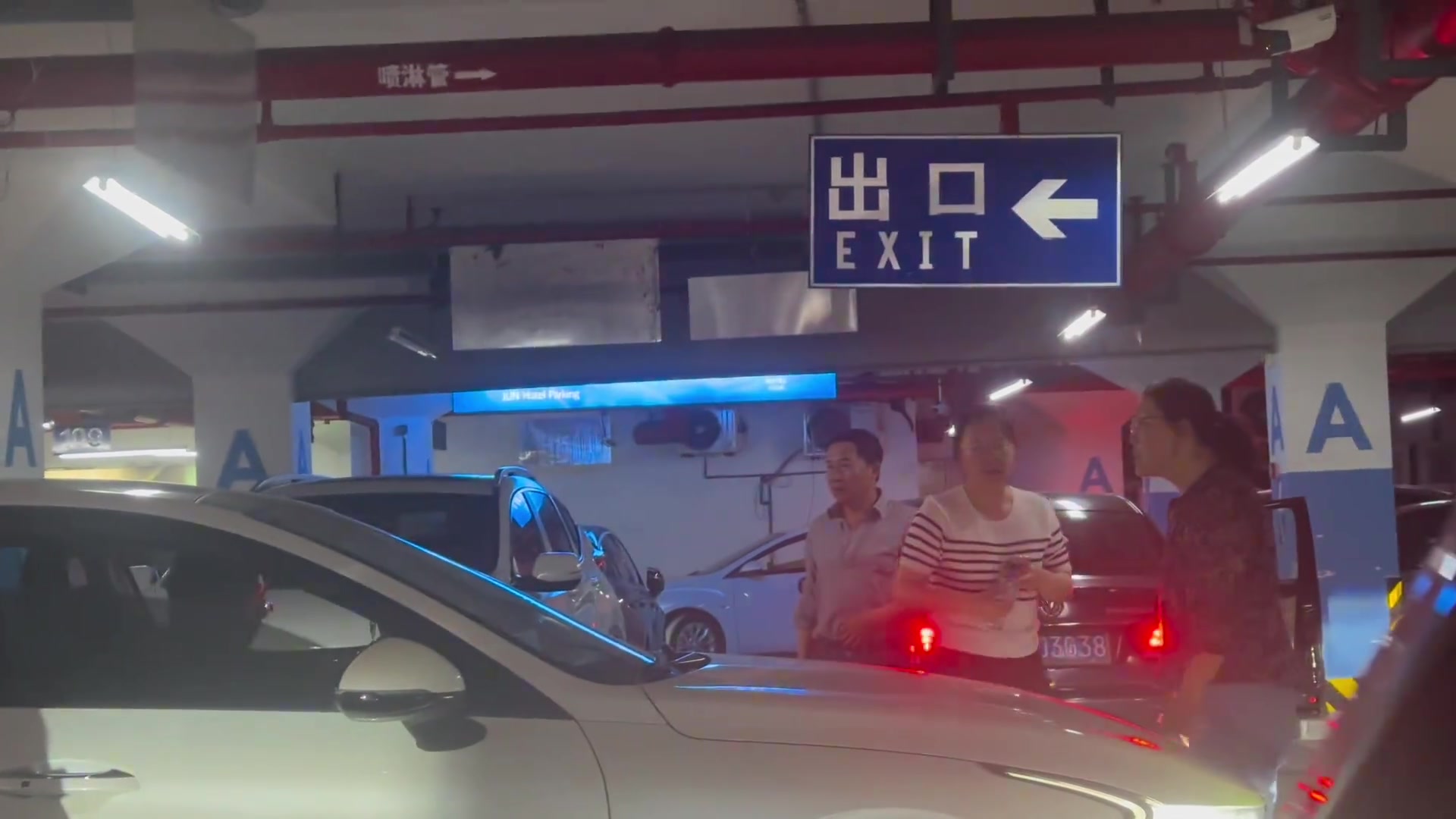 白衣服这么推人， 黑衣服也不躺地上呀！