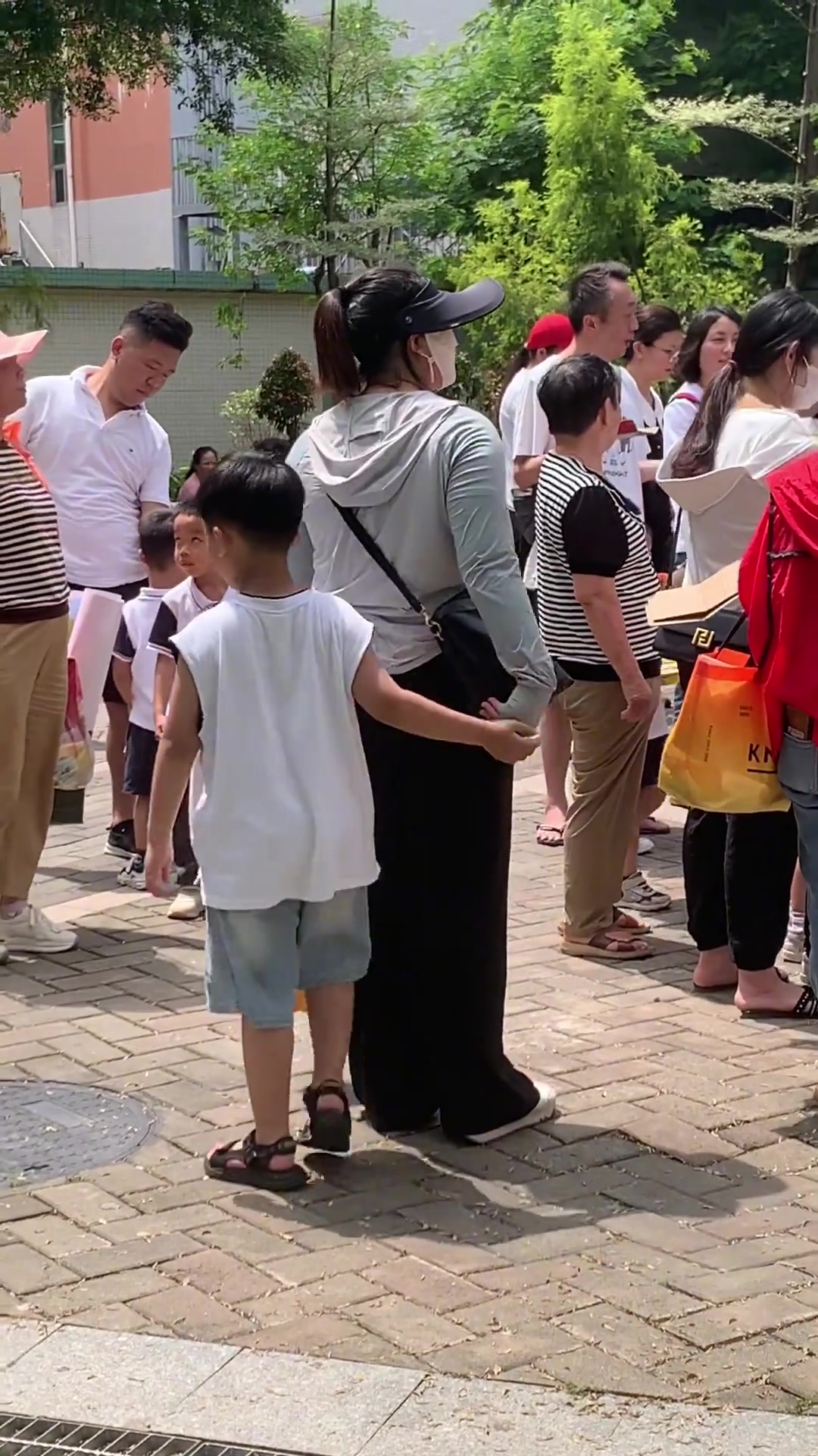 美女性格好随和，还摸了一下孩子的头！