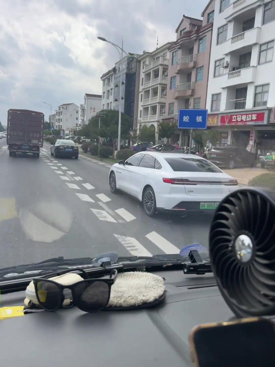 被你这么一拍，两个人的驾驶证都得吊销了！