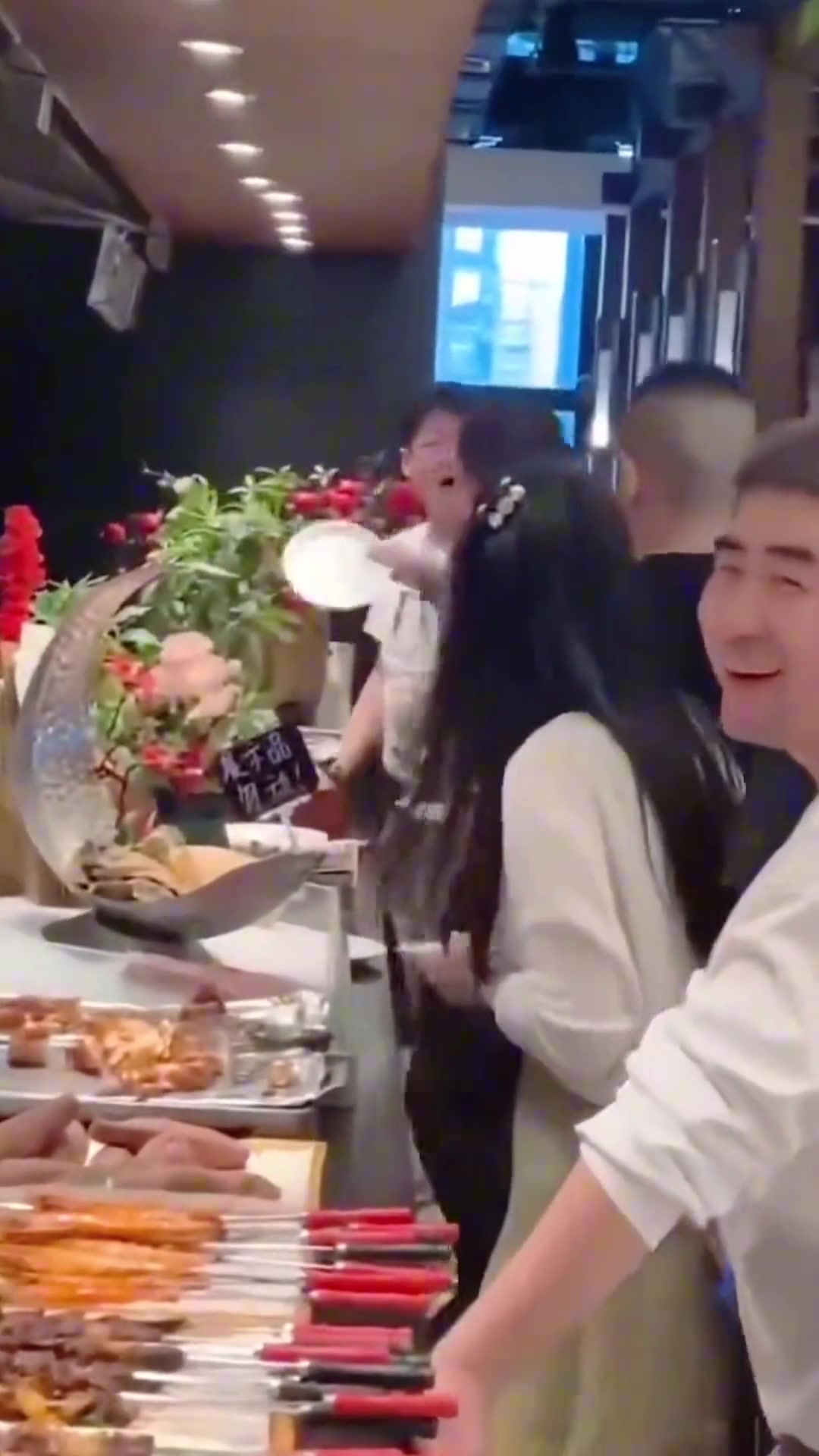 两个老六吃个自助餐都不安宁！