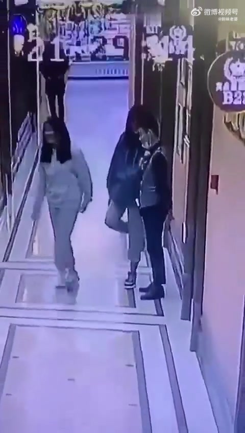 两位女生竟然调戏男服务员！！